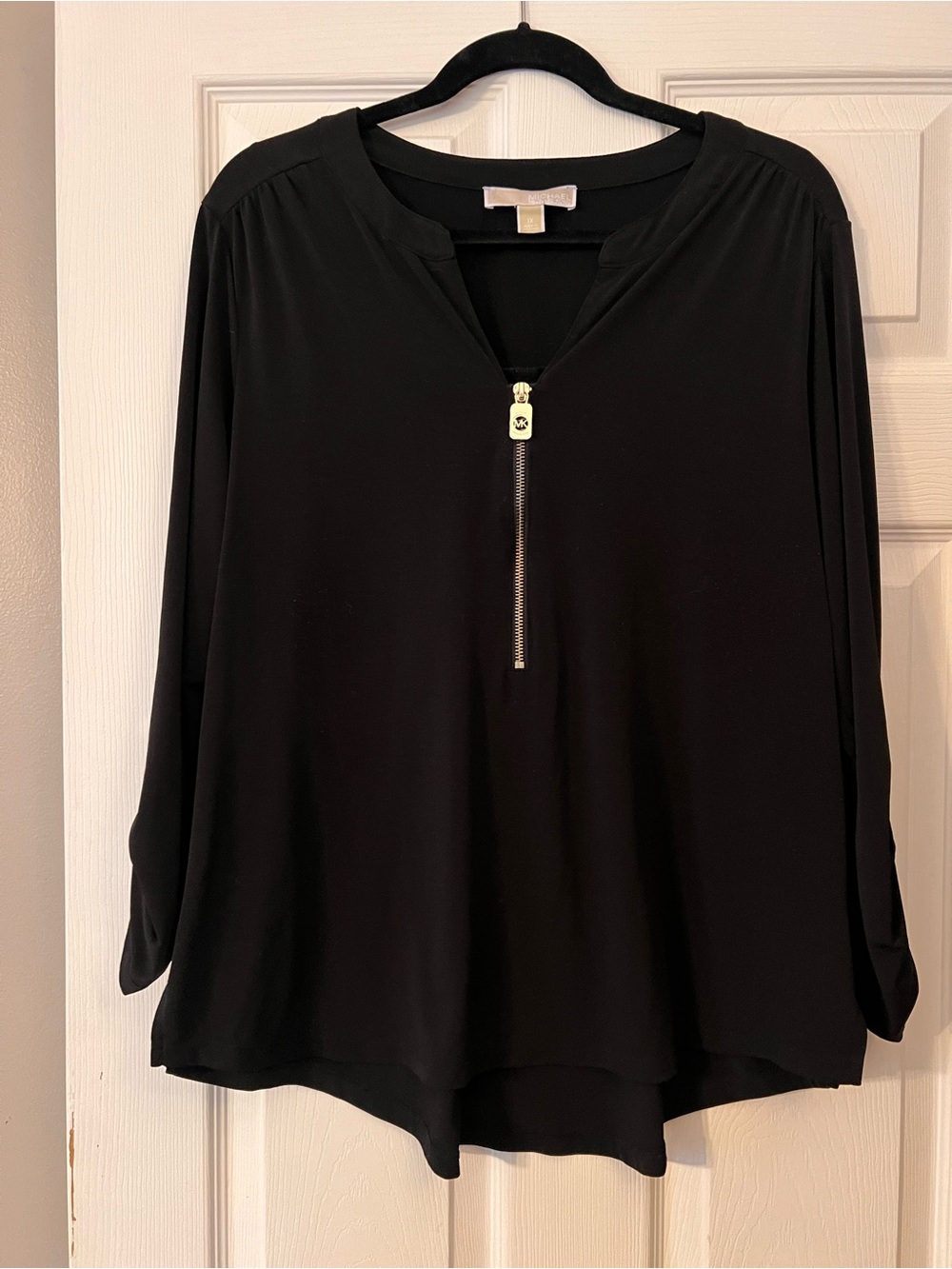 Black top Michael, by Michael Kors 1x button sleeve detail